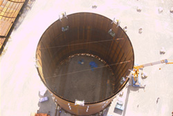 製作した鋼板セルを上空から見たところ。巨大な筒状の構造物で中は空洞。