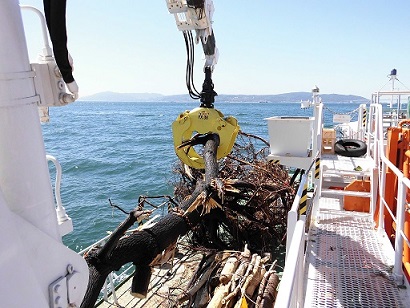 浮遊ゴミの回収作業写真