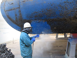 高圧水による船体洗浄の写真