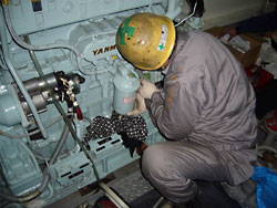 補機（発電用エンジン）の部品交換作業