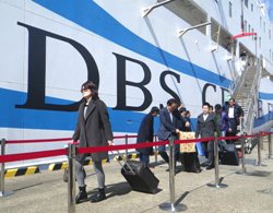 舞鶴港に降り立った観光客
