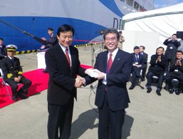 舞鶴市長から浦項副市長へ蒲鉾贈呈！