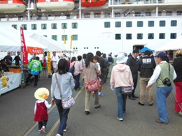 埠頭は地元の方々でも賑わいました