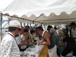 売り切れ御免の地元産とれとれ市