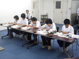 真剣な表情で話を聞くインタビュアー
