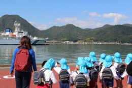 近くの岸壁にお出かけして船の見学