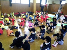 元気いっぱいに手をあげる園児さんたち