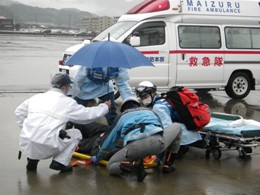 負傷者を搬送する救急隊員の姿にひと安心