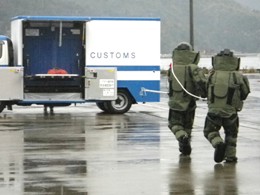 発見された爆弾に立ち向かう機動隊員