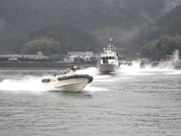 激しくしぶきを挙げる水上チェイス
